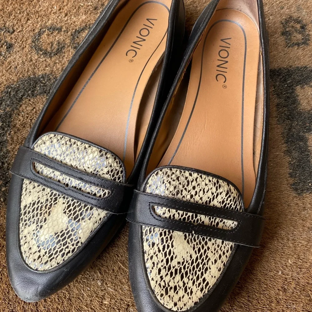 Vionic Savannah Black Snakeskin Pointed Loafers - Women’s Size 7.5 - Picture 1 of 8